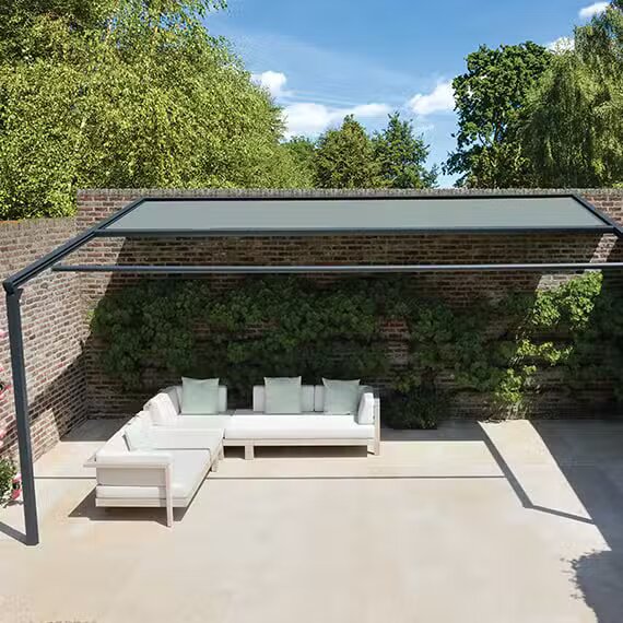 Pergola Corail au fond d'un jardin