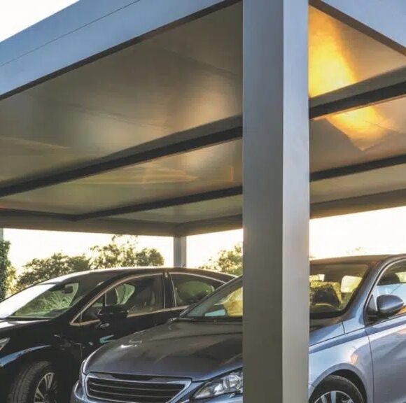 2 voitures sous un carport