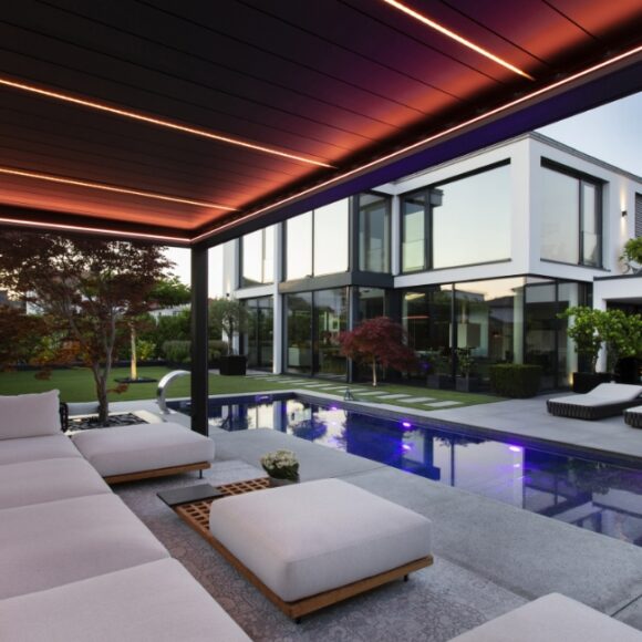 Pergola bioclimatique Linconyl éclairée