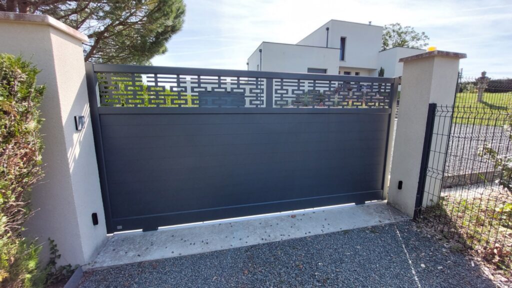 Portail coulissant Linconyl avec motif partie supérieure