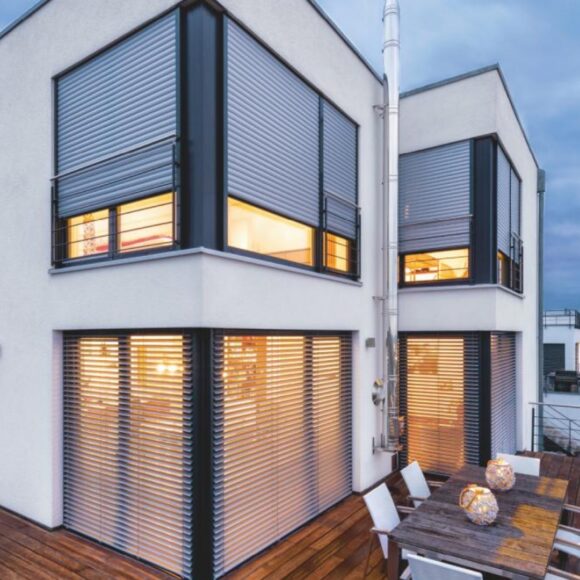 Store brise-soleil orientable Linconyl maison